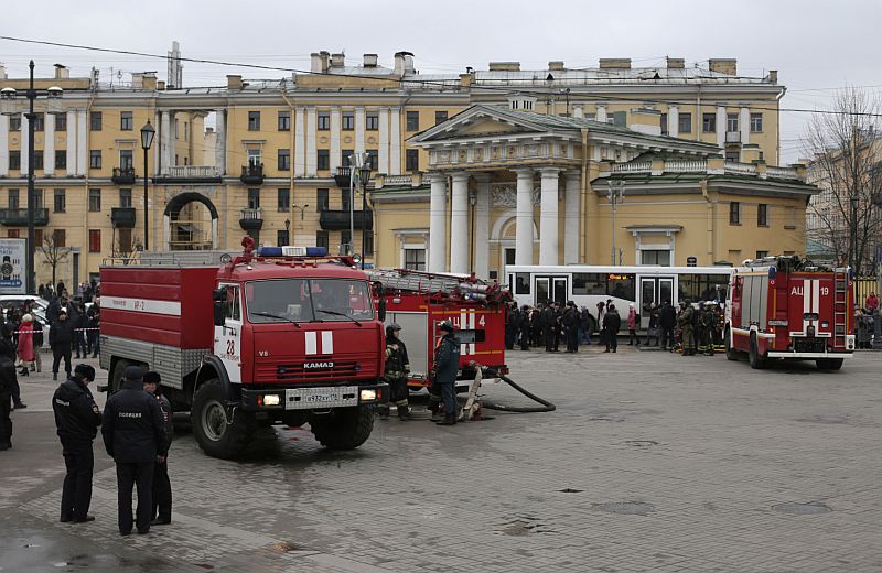 Policie a hasiči před petrohradským metrem.