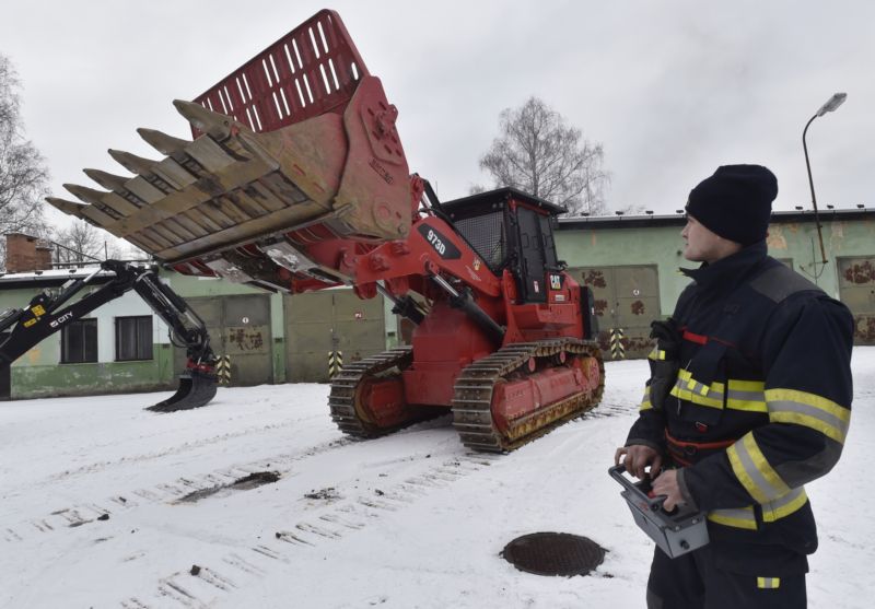 Nová technika na dálkové ovládání upravená pro práci s výbušným materiálem.