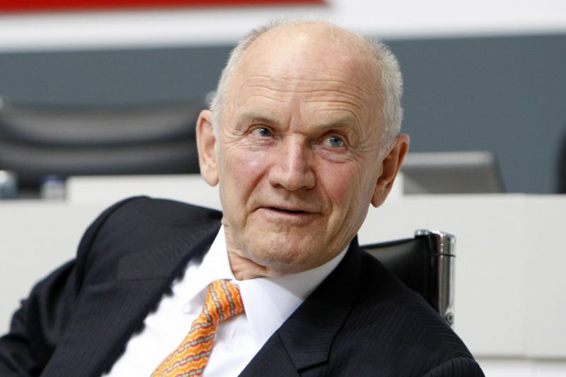 Ferdinand Piëch prohrál mocenský boj a ztrácí vládu na koncernem Volkswagen.