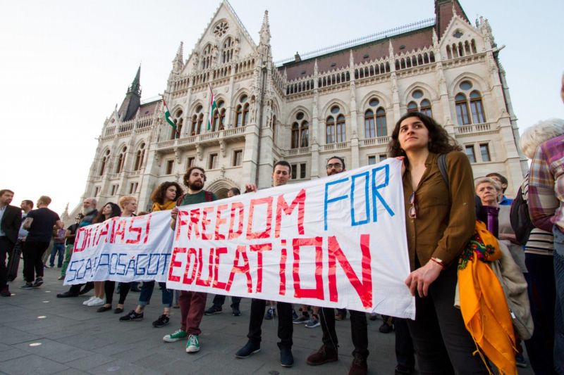 Demonstrace, vyjadřující podporu budapešťské univerzitě CEU.