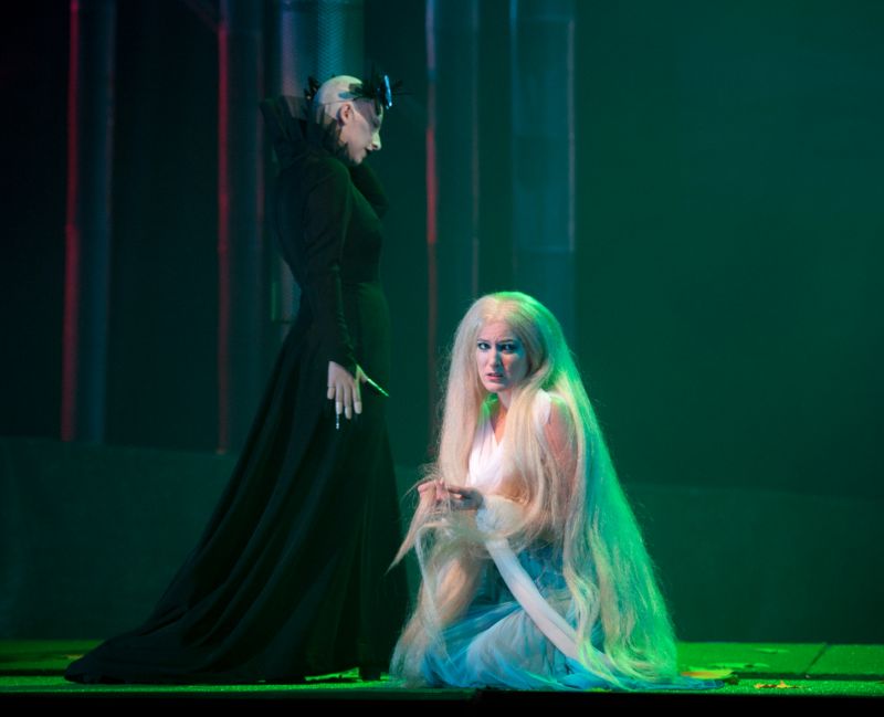 Lívia Obručník Vénosová (vpravo) jako Rusalka a Kateřina Jalovcová jako Ježibaba na generální zkoušce opery Rusalka v libereckém divadle.