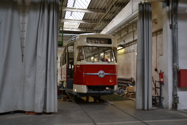 Na snímku tramvaj T2 vyrobena v roce 1959.