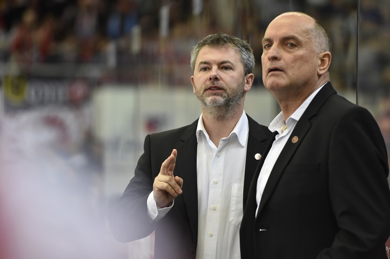 Vladimír Kýhos (vpravo) končí na lavičce Třince
