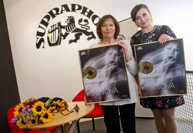 M. Kubišová (vlevo) obdržela zlatou desku za prodej alba Soul. 