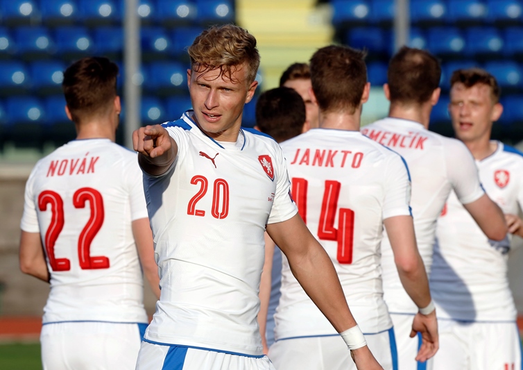 Čeští reprezentanti sice vyhráli v San Marinu, v žebříčku FIFA se však propadli.