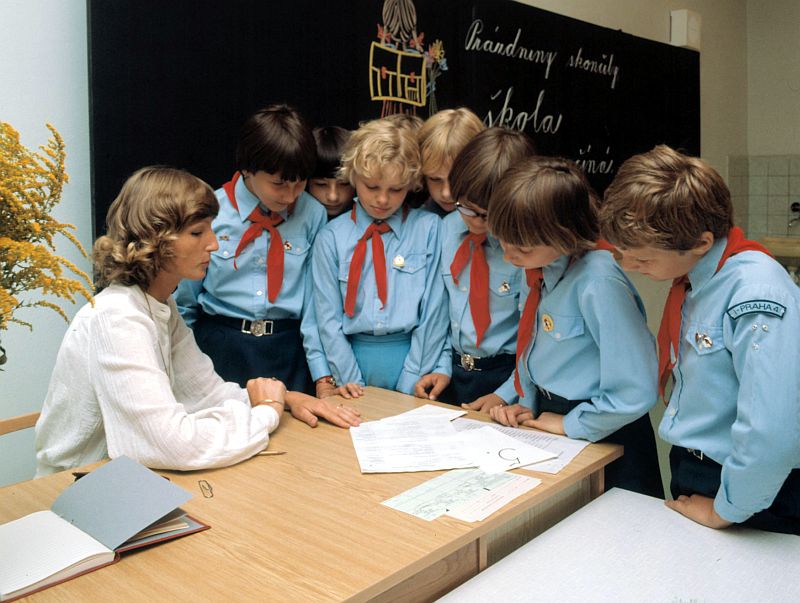 Začátek školního roku na Základní škole v Praze 4-Lhotce v Písnické ulici. Žáci mají pionýrské oděvy. Snímek je z roku 1980. Začátek školního roku na Základní škole v Praze 4-Lhotce v Písnické ulici. Žáci mají pionýrské oděvy. Snímek je z roku 1980.