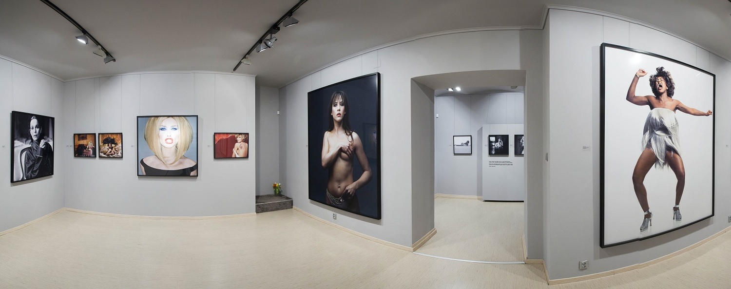 Pražská galerie Leica vystaví snímky z hudebního festivalu z roku 1976. Na snímku je zachycen interiér galerie Leica. 