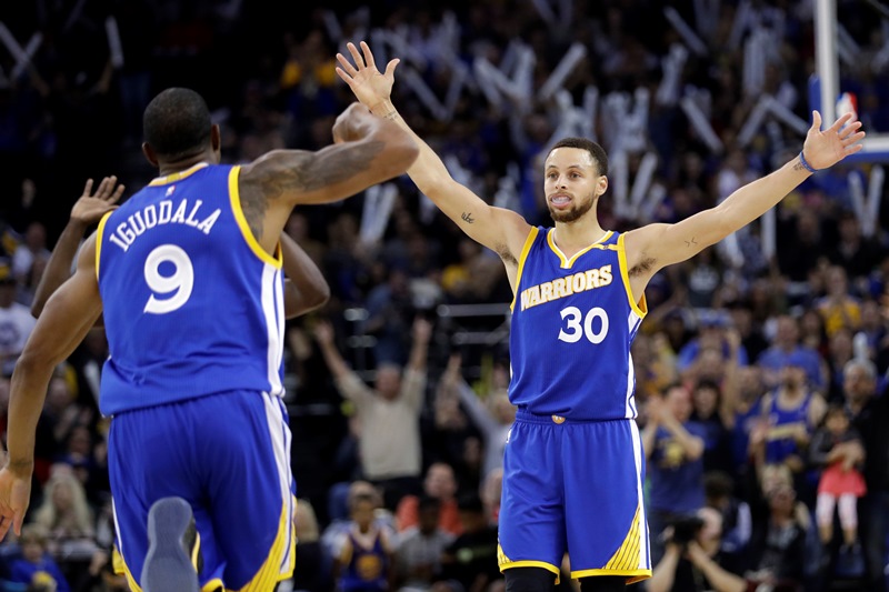 Hlavní oporou týmu je Stephen Curry (s číslem 30). 