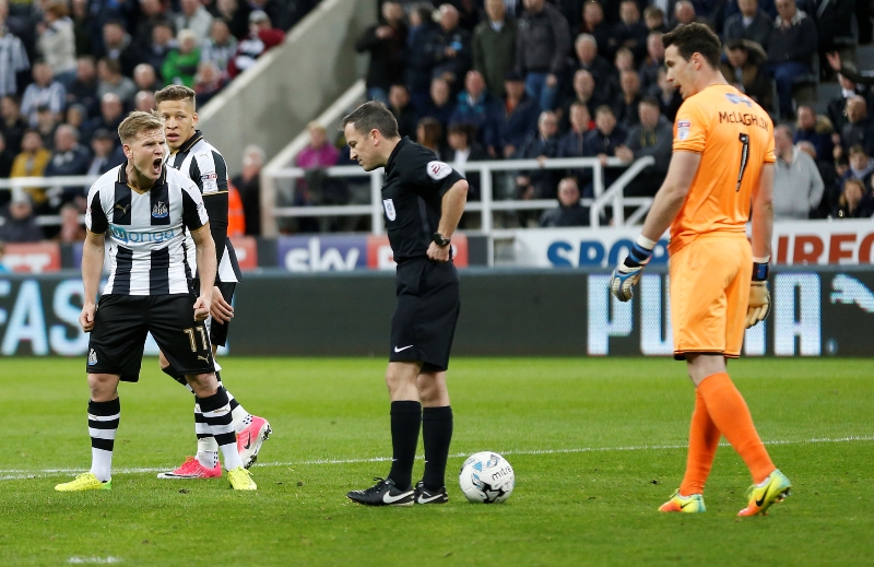 Sudí Keith Stroud si v utkání druhé anglické ligy popletl pravidla.