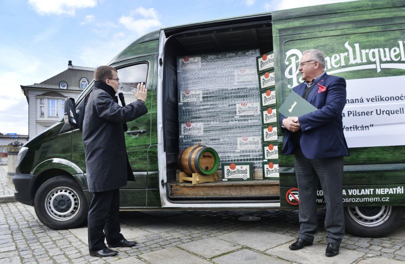 Velikonoční požehnaná várka piva Pilsner Urquell vyjela 6. dubna z bran Plzeňského Prazdroje do Vatikánu. Zásilku letos doplnil třiceticentimetrový zvon vážící deset kilogramů, k jehož výrobě se používá plzeňské pivo. Pivu požehnal před odjezdem plzeňský biskup Tomáš Holub (vlevo), vpravo přihlížel sládek Václav Berka. Velikonoční požehnaná várka piva Pilsner Urquell vyjela 6. dubna z bran Plzeňského Prazdroje do Vatikánu. Zásilku letos doplnil třiceticentimetrový zvon vážící deset kilogramů, k jehož výrobě se používá plzeňské pivo. Pivu požehnal před odjezdem plzeňský biskup Tomáš Holub (vlevo), vpravo přihlížel sládek Václav Berka.