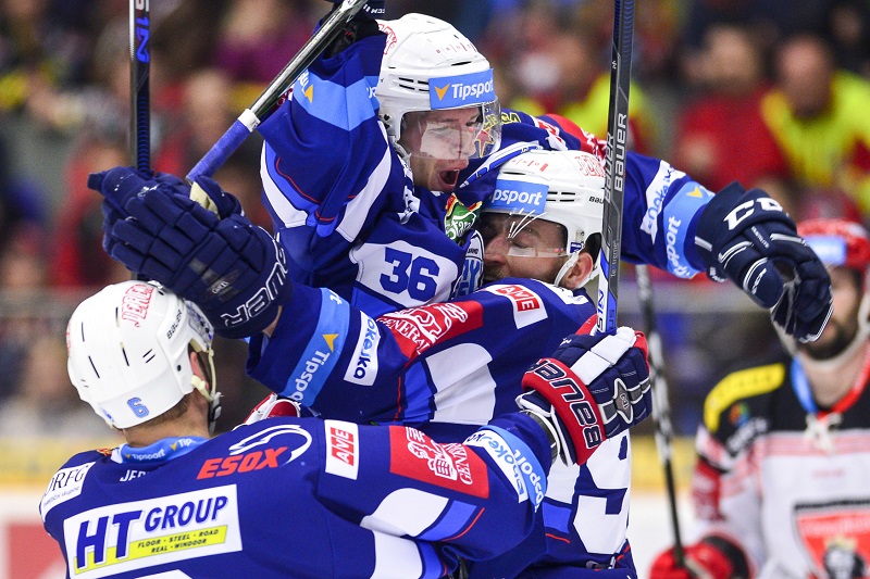 Radost hráčů Komety Brno po vstřeleném gólu do sítě Hradce Králové