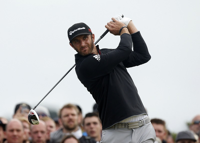 Golfista Dustin Johnson při rozcvičení v Augustě