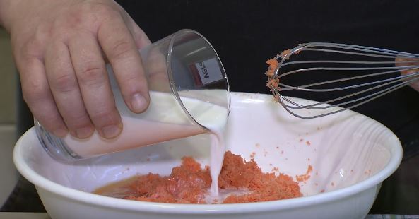 Kutil Adam a divák TV Barrandov Tomáš ukážou recept na tzv. mrkvák. Kutil Adam a divák TV Barrandov Tomáš ukážou recept na tzv. mrkvák.