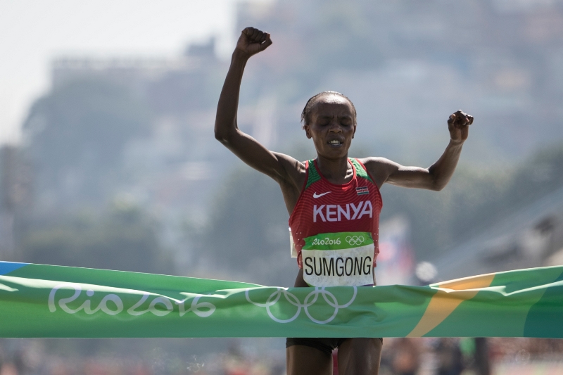 Takhle se Jemima Sumgongová radovala v cíli olympijského závodu, teď je dost možné, že o své zlato přijde.