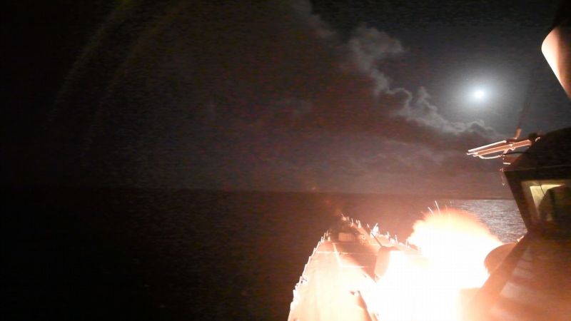 Spojené státy v pátek v reakci na úterní nálet, který označily za jasný útok chemickými zbraněmi, bombardovaly syrskou leteckou základnu nedaleko Homsu. 