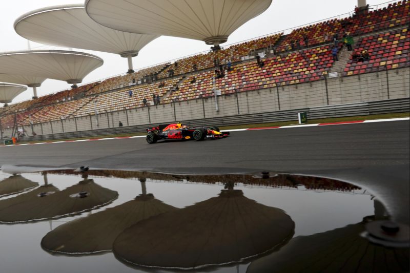 Max Verstappen na podmáčené trati v Číně. Max Verstappen na podmáčené trati v Číně.
