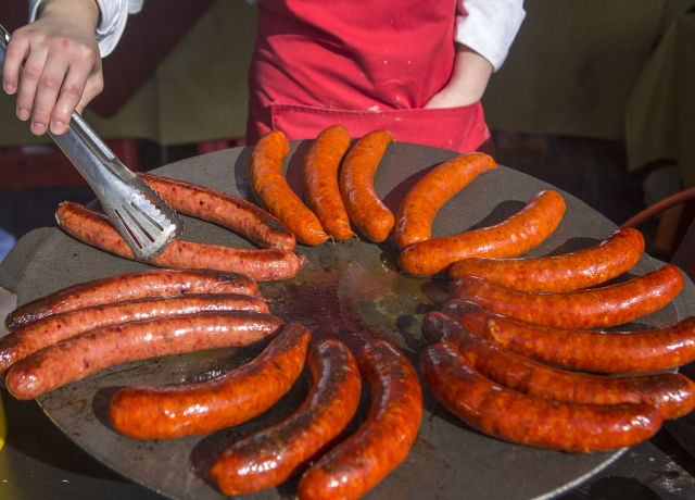 Pražská náplavka tento víkend hostí oblíbený Street Food festival (ilustrační foto)