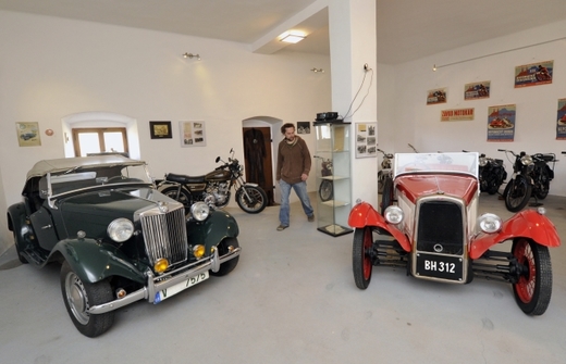 Několik desítek motocyklů a staré automobily, které za první republiky brázdily silnice na Nepomucku, představuje expozice nového muzea veteránů v historické budově bývalé Zelenohorské pošty nedaleko náměstí v Nepomuku. Muzeum provozuje Společnost přátel starého Nepomuka, expozice je převážně výsledkem dlouholetého zájmu sběratele starých strojů Františka Kroupy. Se svým synem Pavlem (na snímku) a dalšími nadšenci se snaží vrátit historickou podobu i objektu staré pošty, který dříve patřil k největším zemědělským hospodářstvím v Nepomuku.