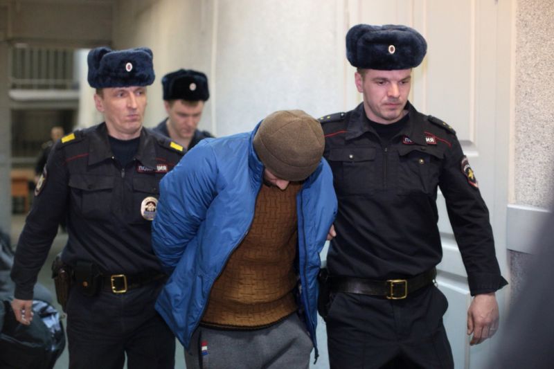 Policie zadržela po bombových útocích v metru několik podezřelých.