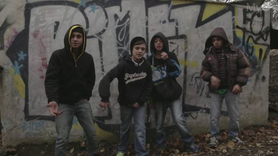 Snímek z vítězného filmu My Street Films roku 2016 s názvem Co dělat, když vlaky projíždí autora Karla Friise Forchhammera. Snímek z vítězného filmu My Street Films roku 2016 s názvem Co dělat, když vlaky projíždí autora Karla Friise Forchhammera.