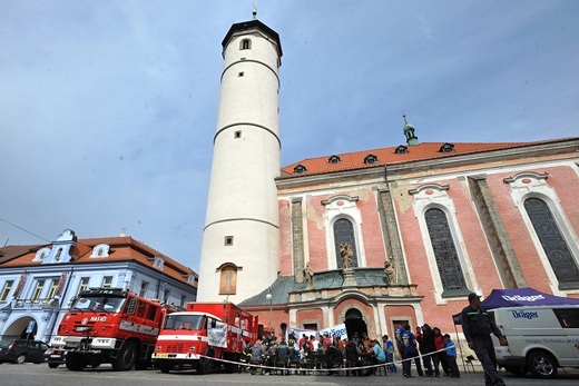 Ve 14. ročníku výstupu na 56 metrů vysokou šikmou věž arciděkanského kostela na domažlickém náměstí museli hasiči zdolat v plné výstroji 194 dřevěných schodů a 11 pater.