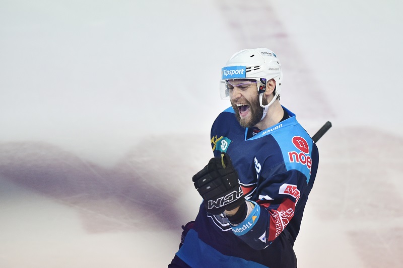 Chomutovský útočník Vladimír Růžička se raduje z gólu proti Liberci v semifinále extraligy