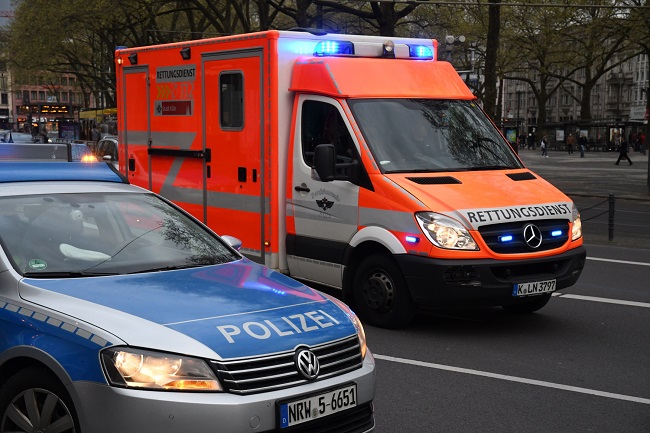Německá policie a ambulance (ilustrační foto).