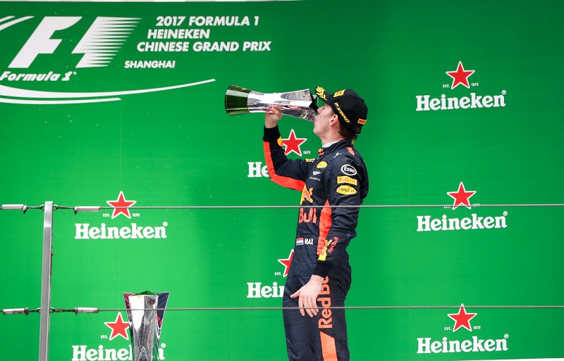 Max Verstappen na pódiu VC Číny.