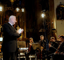 Brněnský biskup Vojtěch Cikrle zdraví členy Filharmonie Brno.