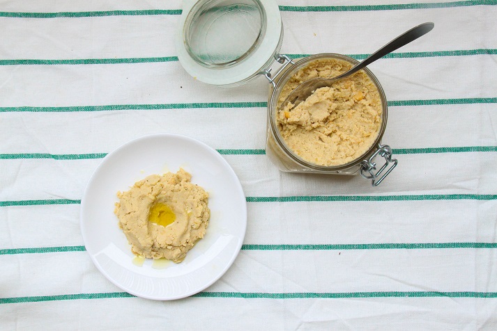 Domácí hummus.