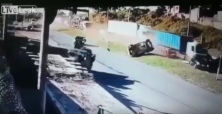 Řidič kamionu naboural celkem dvacet aut.