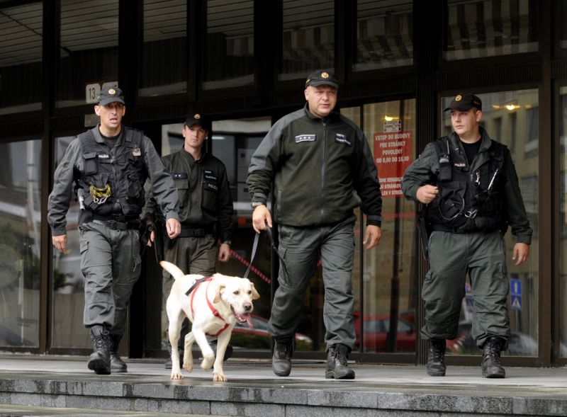 Policisté se speciálně vycvičeným psem prohledávali budovu Nejvyššího soudu v Bratislavě (snímek z roku 2010).