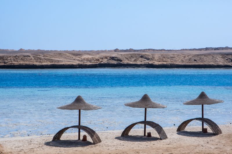 Slunečníky na pláži v Marsa Alam v Egyptě. Slunečníky na pláži v Marsa Alam v Egyptě.