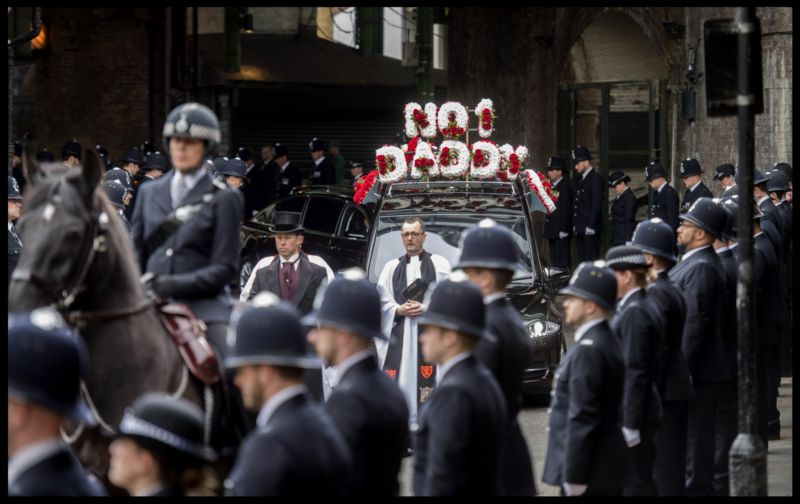 Tisícovky britských policistů v pondělí v Londýně vyprovodily na poslední cestu svého kolegu.