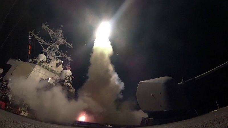 Raketa odpálená v noci na pátek z válečné lodi USA.