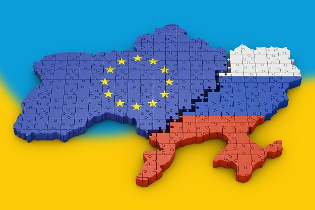 Zleva vlajka Evropské unie a Ruska na pozadí vlajky státu Ukrajina.