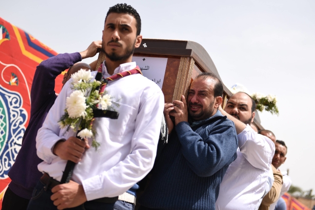 Pohřební průvod obětí teroristického útoku v egyptském kostele v Alexandrii.