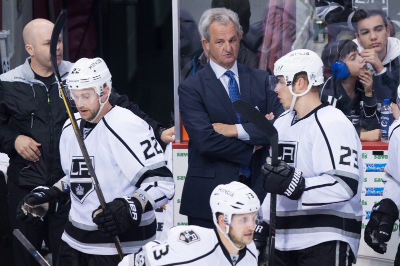 Úspěšný trenér Darryl Sutter (vzadu) na lavičce LA končí.
