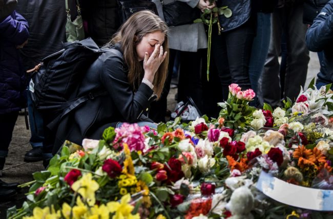 Lidé uctívají památku obětí teroru ve Stockholmu.