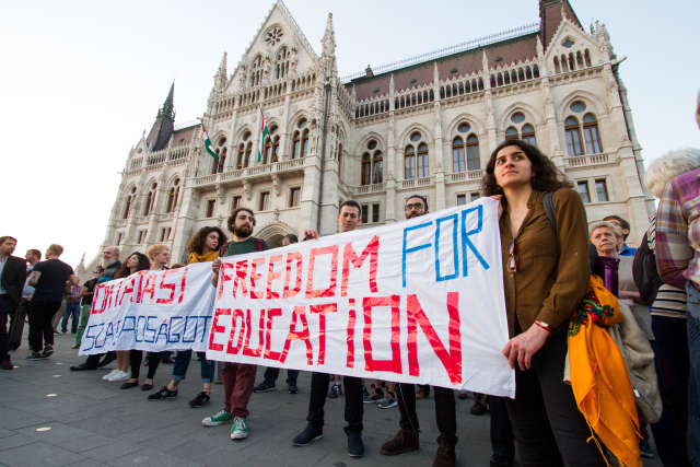 Demonstranti nápisy Svoboda vzdělání vyjadřují podporu a solidaritu Středoevropské univerzitě v Budapešti (na snímku).