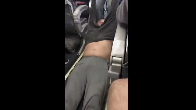 Incident se odehrál v neděli na lince z Chicaga do Louisville, na kterou společnost odbavila více cestujících, než kolik činila kapacita letounu. Incident se odehrál v neděli na lince z Chicaga do Louisville, na kterou společnost odbavila více cestujících, než kolik činila kapacita letounu.