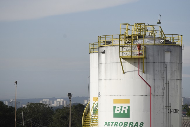 Korupční skandál kolem státní firmy Petrobras. 