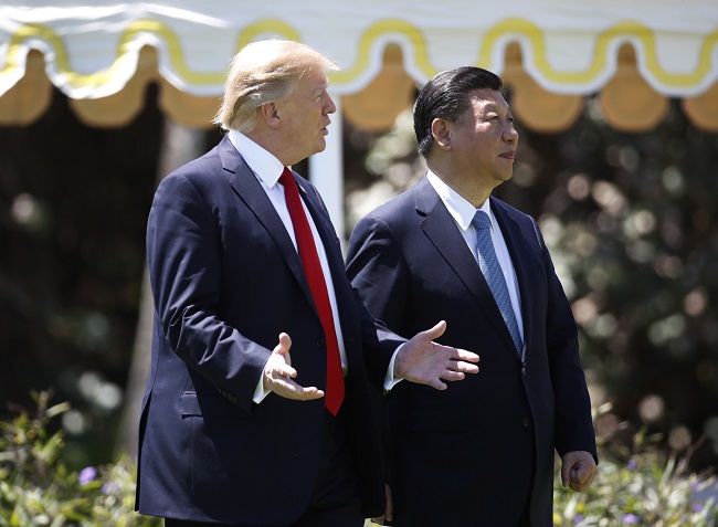 Donald Trump (vlevo ) se Si Ťin-pchingem. Donald Trump (vlevo ) se Si Ťin-pchingem.