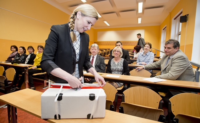 Ministryně školství Kateřina Valachová symbolicky zahájila přijímací zkoušky.