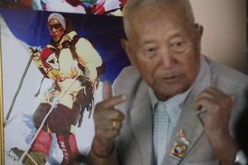 Min Bahádur Šerčan vystoupil na Mount Everest již v roce 2008 ve svých 76 letech. Jeho rekord však byl později překonán osmdesátiletým Japoncem.