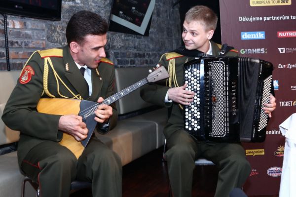 Pro umělce v Rusku je ctí vystupovat s Alexandrovci.