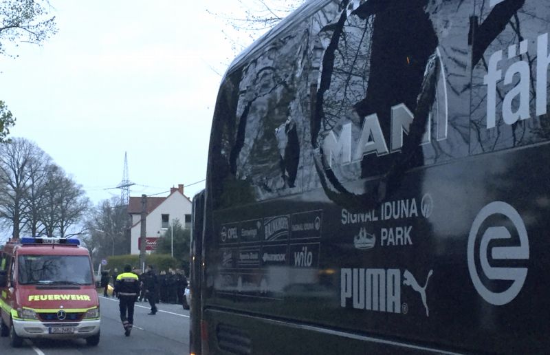 Autobus německých fotbalistů poškozený výbuchem. Autobus německých fotbalistů poškozený výbuchem.