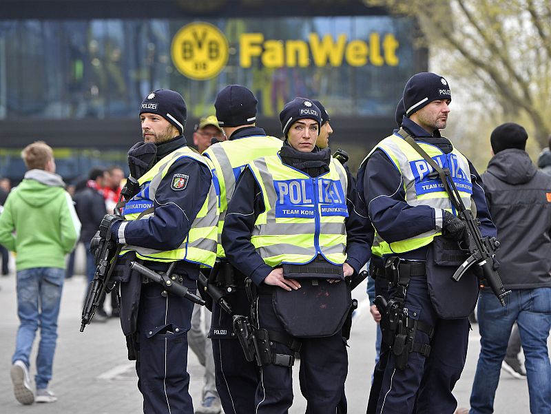 Německá policie před stadionem klubu Borussia Dortmund.