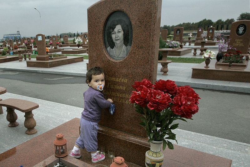 Vnučka jedné z obětí na beslanském hřbitově. Vnučka jedné z obětí na beslanském hřbitově.