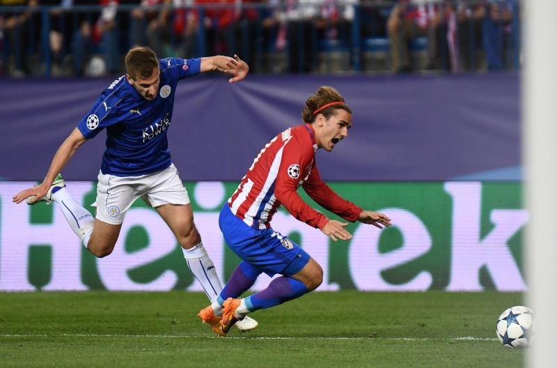 Faul na Griezmanna byl podle trenéra Leicesteru ještě před vápnem. Faul na Griezmanna byl podle trenéra Leicesteru ještě před vápnem.